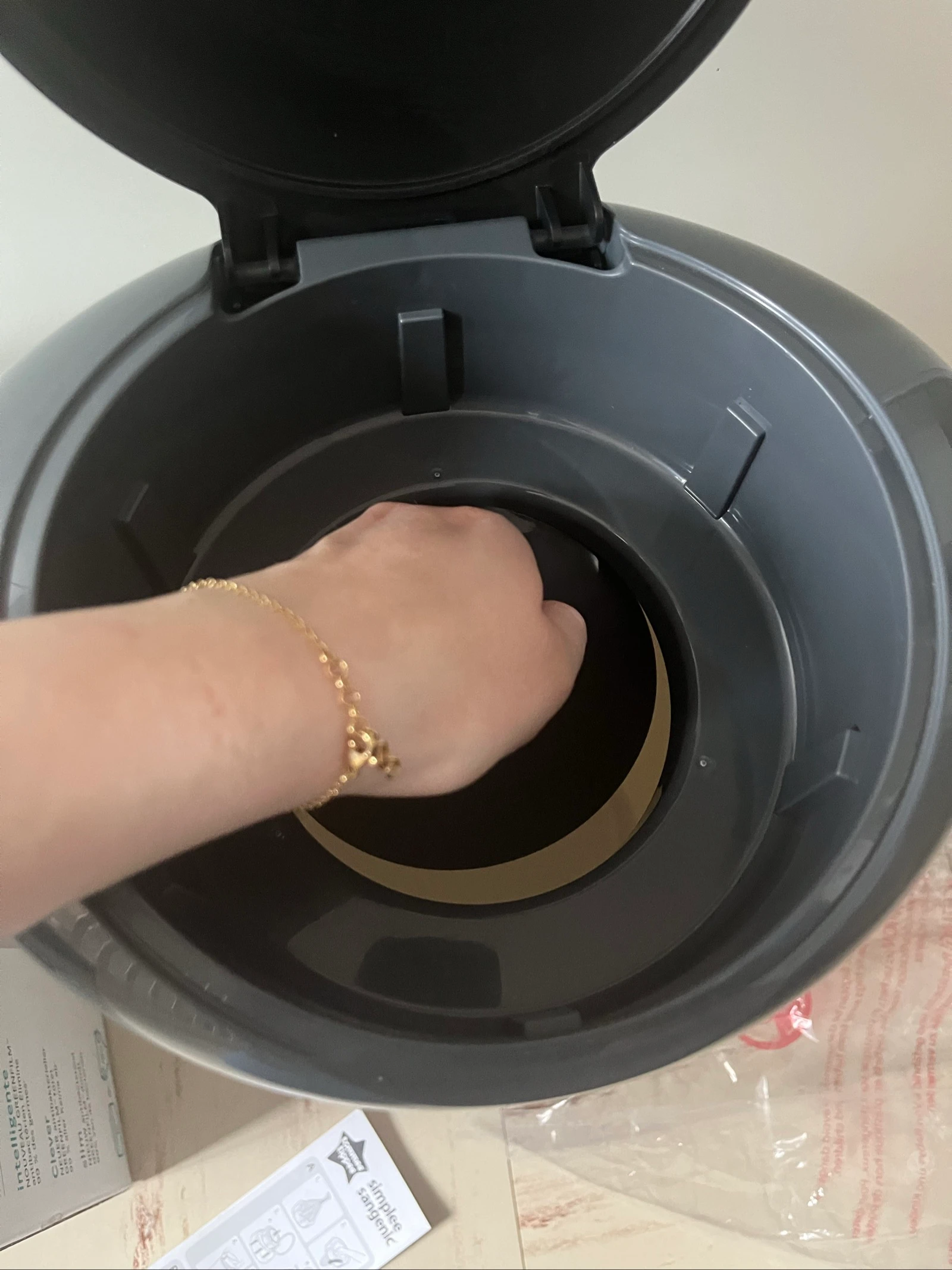 Cesto para pañales Sangenic Tommee Tippee - Blanco gris - no tengo rollo de pañales, solo el cesto - Carrefour – photo 9